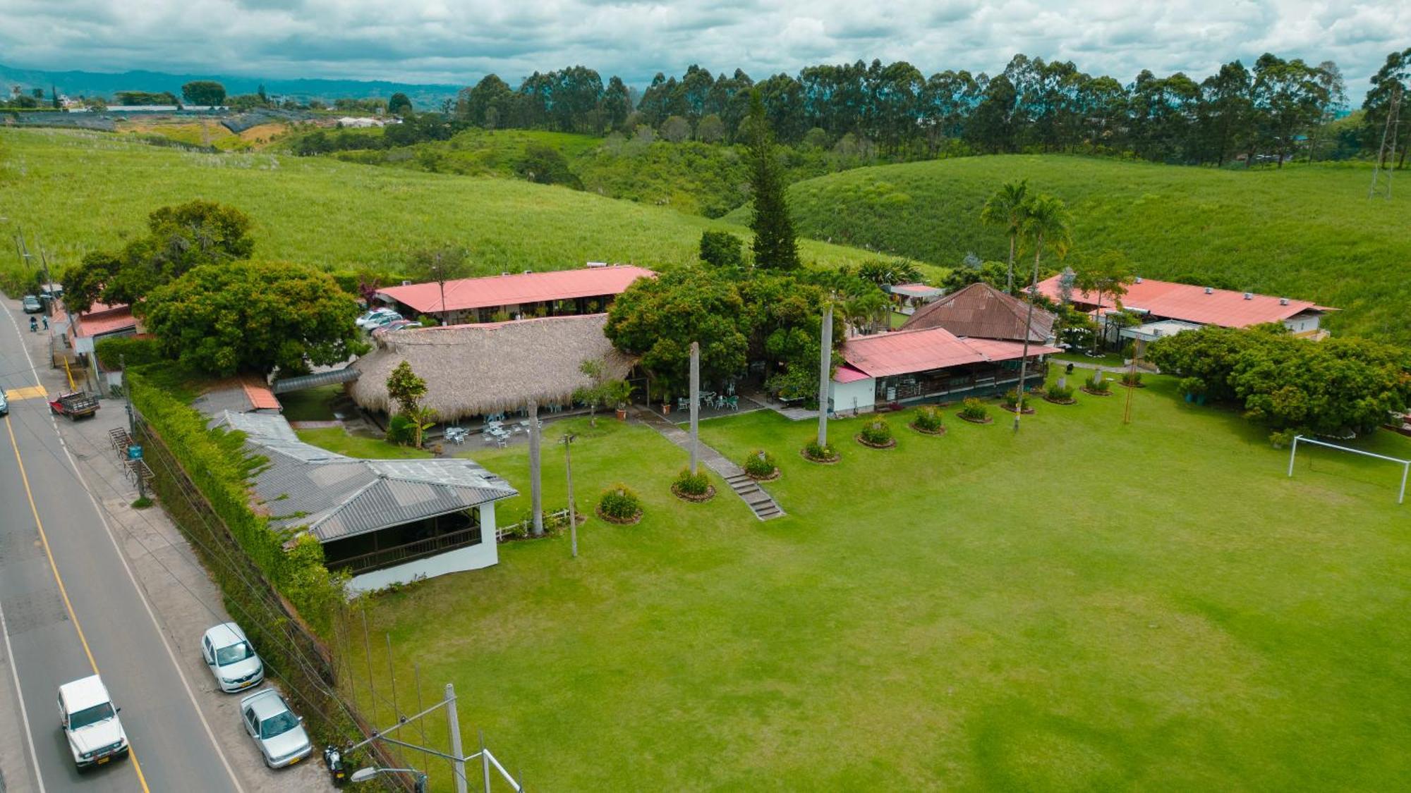 Yerbabuena Hotel Combia